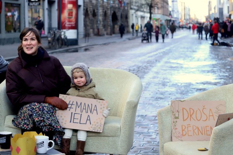 Autosatiksmei slēgti vairāki Tērbatas ielas posmi.