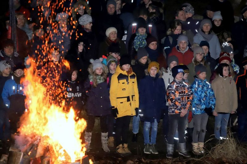 Sākoties 1991.gada barikāžu piemiņas pasākumiem, Zaķusalā tiek aizdegts barikāžu atceres ugunskurs.