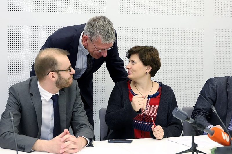 Saeimas deputāts Andrejs Judins (vidū) veselības ministrei Ilzei Viņķelei un Nacionālā veselības dienesta vadītājam Edgaram Labsvīram: “Ja ārsts uzrāda, ka strādā 400 un 500 stundas mēnesī, tad tā ir krāpšana. Kur garantija, ka papildus piešķirtā nauda atalgojumiem neaizplūst arī pie šādiem cilvēkiem, vai kāds to kontrolē?”