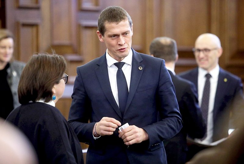 Tieslietu ministrija nodevusi sabiedriskai apspriešanai priekšlikumus atcelt nekustamā īpašuma nodokli vai to būtiski samazināt tā dēvētajiem primārajiem mājokļiem, tostarp ēkām un zemei, vakar pavēstīja ministrijas parlamentārais sekretārs Juris Jurašs.