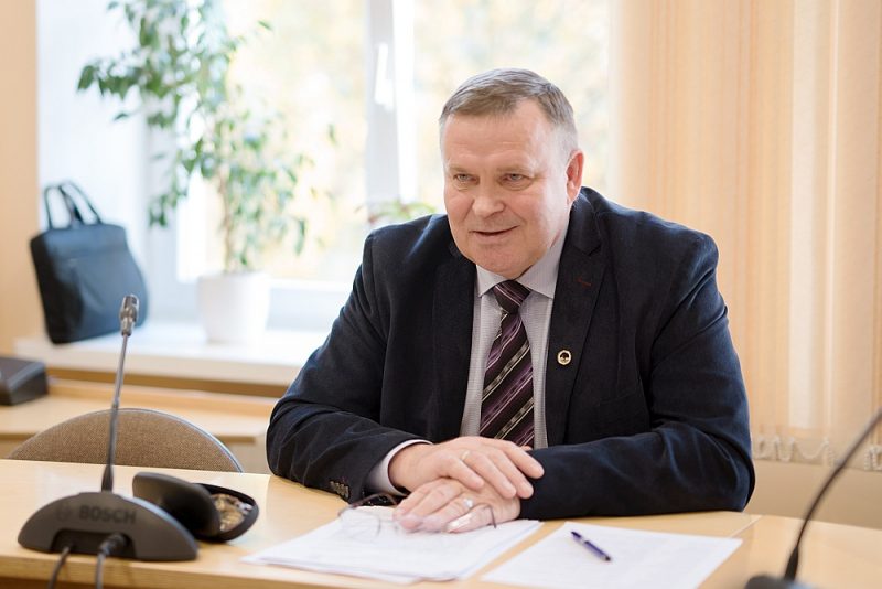 Saeimas deputāta Andra Kazinovska izteikto brīdinājumu, ka pašvaldību reformas dēļ var krist valdība, citu koalīcijas partiju pārstāvji uztver neticīgi.