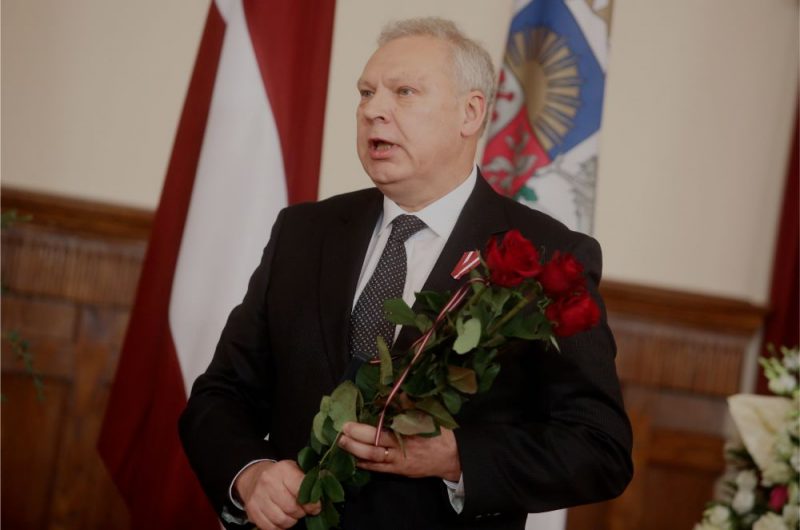 SIA “RAKUS” Vispārējās un neatliekamās ķirurģijas klīnikas vadītājs, RSU Medicīnas fakultātes Ķirurģijas katedras profesors Guntars Pupelis ar saņemto Triju Zvaigžņu ordeni par nopelniem medicīnā, ķirurģijas attīstībā Latvijā un ilggadēju, augsti profesionālu ieguldījumu iedzīvotāju veselības aprūpē, medicīnas izglītībā un zinātniski pētnieciskajā darbā, Valsts augstāko apbalvojumu pasniegšanas ceremonijas laikā Rīgas pilī, 17.11.2018.