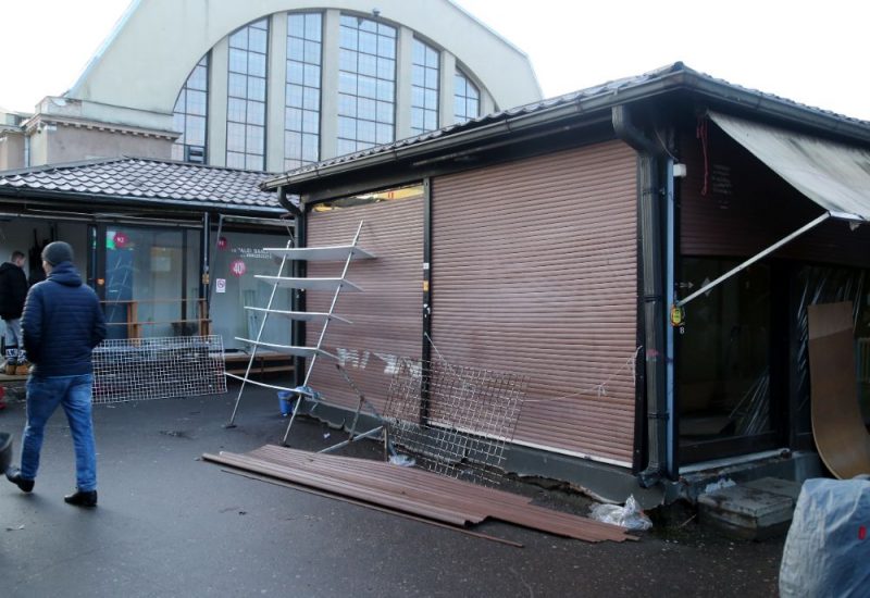 Piedrazotā apkārtne un pamestie SIA “Tirdzniecības nams Latgales priekšpilsētā” piederošie kioski Rīgas Centrāltirgus Gogoļa ielas laukumā, kuri uzņēmumam līdz pusnaktij ir jādemontē.
