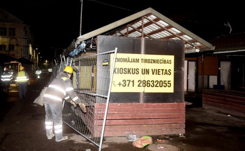 Tiek norobežoti SIA “Tirdzniecības nams Latgales priekšpilsētā” piederošie kioski Rīgas Centrāltirgus Gogoļa ielas laukumā, pirms demontāžas.
