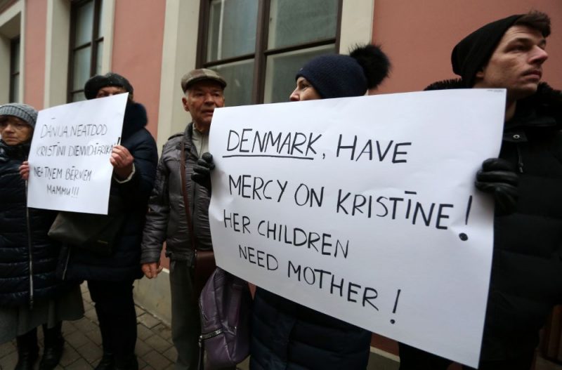 Pie Dānijas vēstniecības Rīgā notiek pikets pret šobrīd Dānijā apcietinātās divu bērnu mātes Kristīnes Misānes izdošanu Dienvidāfrikai, kur viņai draud 15 gadu cietumsods par savu bērnu glābšanu no vardarbības, 15.01.2020.