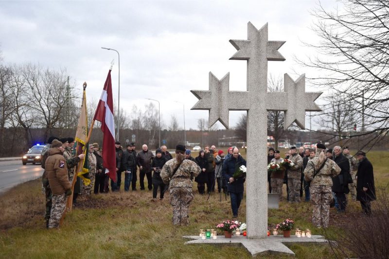 Pie Vecmīlgrāvja tilta notiek 1991.gada barikāžu atcerei veltīts piemiņas brīdis, 16.01.2020.