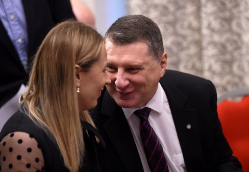 Anete Jēkabsone-Žogota (no kreisās) un Raimonds Vējonis pirms LBS biedru balsojuma par organizācijas vadītāja amatu.