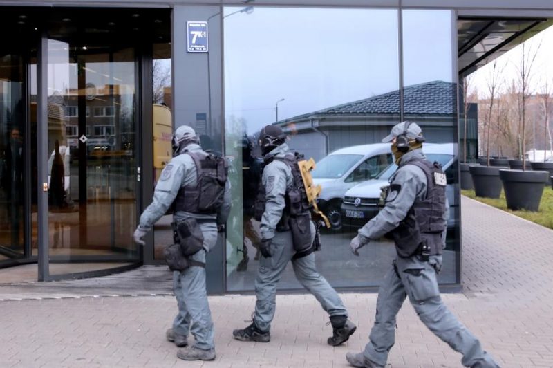Valsts policijas pretterorisma vienības “Omega” pārstāvji ierodas likvidējamajā “ABLV Bank” centrālā ēkā Skantes ielā 7, kur Korupcijas novēršanas un apkarošanas biroja darbinieki veic neatliekamās procesuālās darbības.