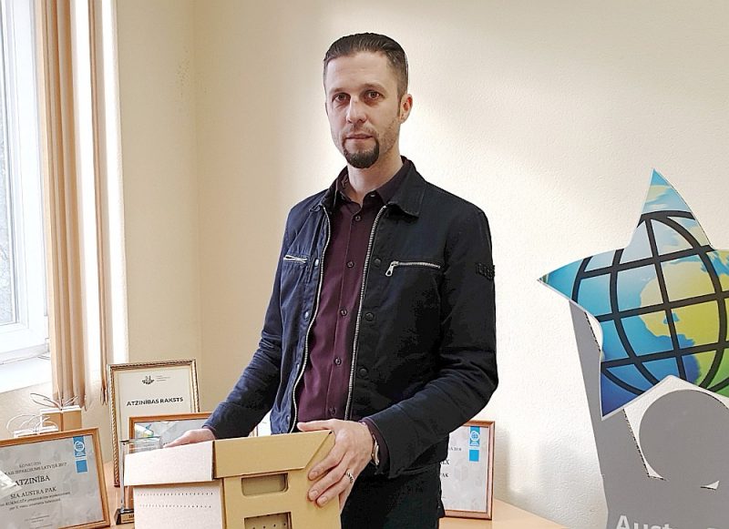 Raimonds Lamass, “Austra Pak” direktors, ar uzņēmumā izstrādāto pārvietojamo bišu stropu.