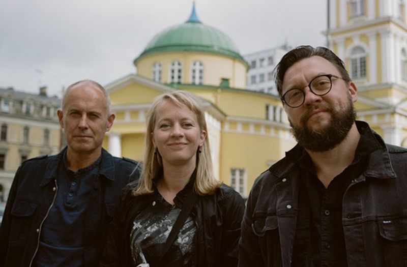 Ar rakstnieku Māri Bērziņu (no kreisās) un Gustavu Terzenu, veidojot raidījumu par Vili Lāci.