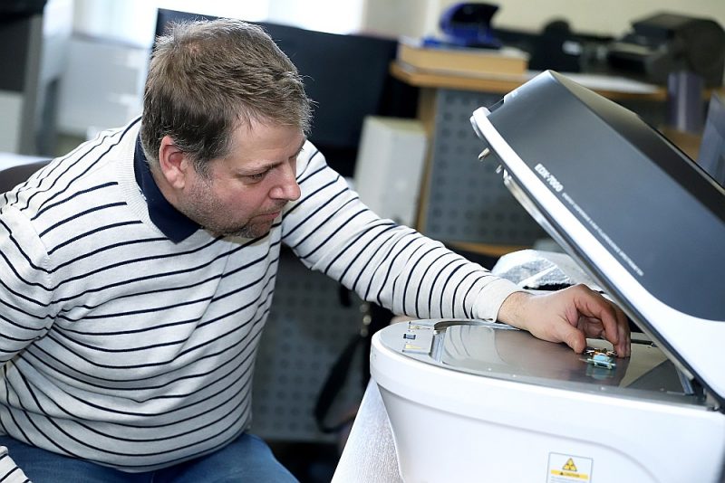 “Latvijas Proves biroja” direktors Kaspars Klints pārbauda, kāds ir ordeņa zeltījums.