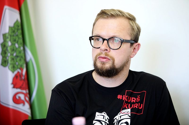 Dmitrijs Petrenko: “Sirdsapziņas izsīkumu ikdienā izjūtu diezgan asi gan kā mākslinieks, gan pilsonis – cilvēki ir vai nu ļoti noguruši, vai izmisuši, un nostāja lielākoties ir – kamēr kāda problēma neskar mani, tikmēr tajā neiesaistīšos.”