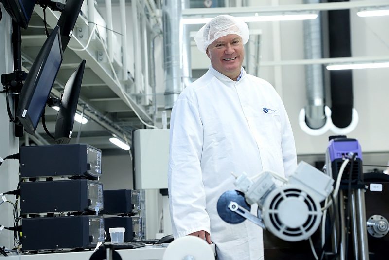 Daumants Pfafrods ir trīsreiz no nulles sācis optiskās šķiedras ražošanu: pirmoreiz – padomju uzņēmumā, otrreiz – privatizējot un piesaistot ārvalstu investīcijas, bet trešoreiz – sācis pats savu uzņēmējdarbību. Tieši pēdējā ir viskonkurētspējīgākā.