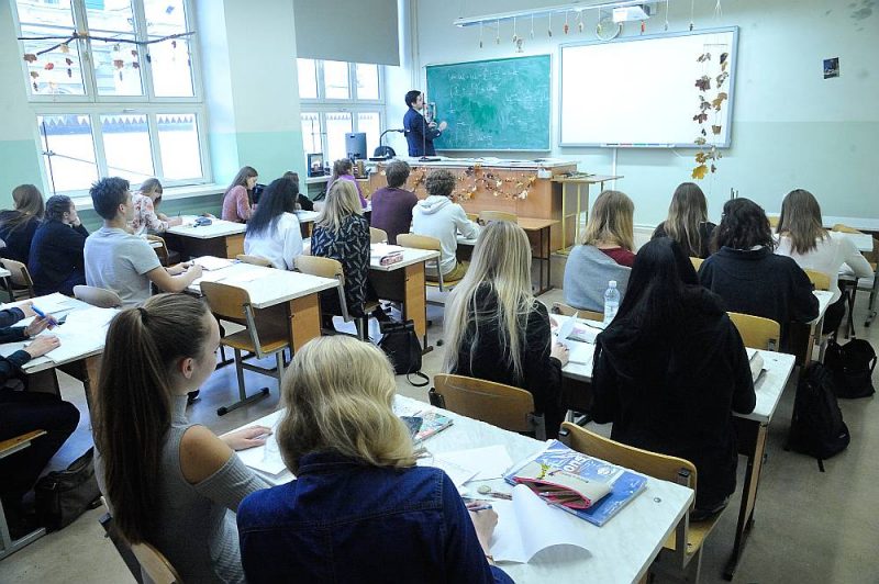 Izglītības un zinātnes ministrijā cer, ka jaunā skolotāju sagatavošanas programma palīdzēs darbam skolās piesaistīt dažādu jomu speciālistus un ka pedagogu vidū pieaugs vīriešu īpatsvars.