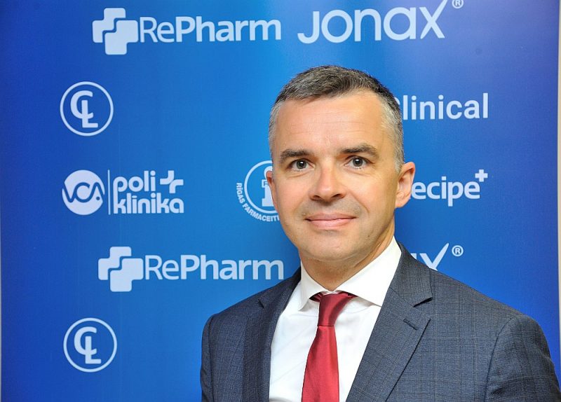 “RePharm” padomes loceklis Dins Šmits: “Manuprāt, valstij vajadzētu ieviest divus mehānismus. Pirmkārt, sākt prasīt pamatojumus medikamentu cenu izmaiņām. Otrkārt – atrast iespēju kompensēt visas recepšu zāles, līdzīgi kā tas ir Igaunijā.”