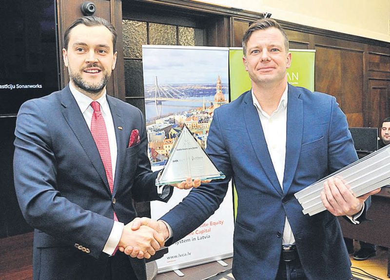 “Imprimatur Capital” partneris Jānis Jānevičs (no labās) tik tikko spēj saturēt rokās visas piecu investoru grupai piešķirtās balvas par ieguldījumiem “Sonarworks”.