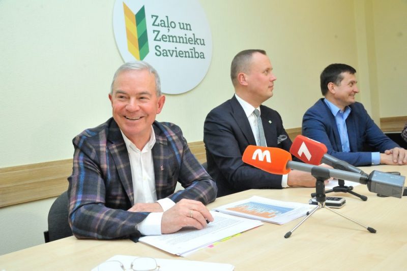Arī pēc šodien notikušās Zaļo un zemnieku savienības (ZZS) frakcijas un valdes tikšanās ar politiķi Aivaru Lembergu ZZS turpinās sadarbību ar viņa vadīto partiju “Latvijai un Ventspilij”, 08.01.2020.