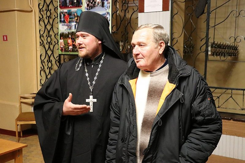 Anatolijs Vodolazskis (no labās) un tēvs Dionīsijs atceras okupācijas laikā piedzīvoto.