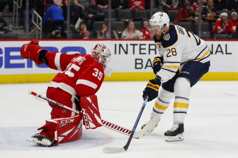 Zemgus Girgensons izrēķinās ar “Red Wings” vārtsargu Džimiju Hovardu.