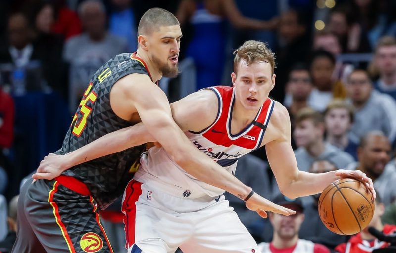 Anžejs Pasečņiks(no labās) NBA debijas sezonā Vašingtonas “Wizards” sastāvā.