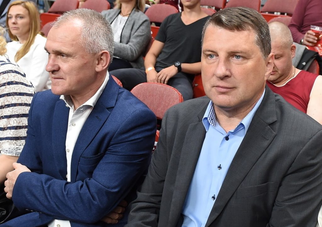 LBS līdzšinējais prezidents Valdis Voins un nākamā termiņa kandidāts Raimonds Vējonis nereti plecu pie pleca redzami basketbola spēļu laikā.