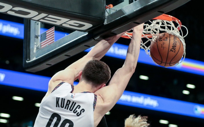 Rodions Kurucs iespaidīgi noslēdz Bruklinas “Mets” uzbrukumu.