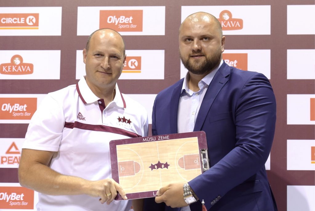 Rīt pretējās nometnēs – Latvijas izlases galvenais treneris Roberts ;Stelmahers pirms LBS prezidenta vēlēšanām paudis atbalstu Raimondam Vējonim, kamēr ģenerālmenedžeris Artūrs Štālbergs ir Anetes Jēkabsones-Žogotas komandā.