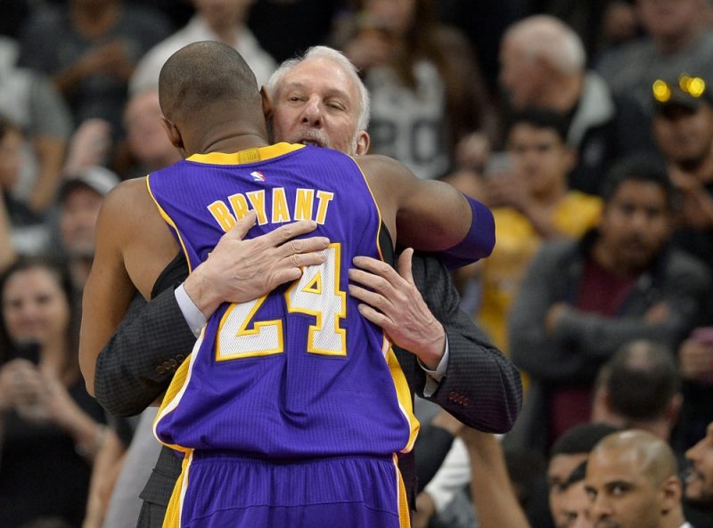 Gregs Popovičs un Kobe Braients pirms kārtējās NBA čempionāta spēles pirms nepilniem četriem gadiem.