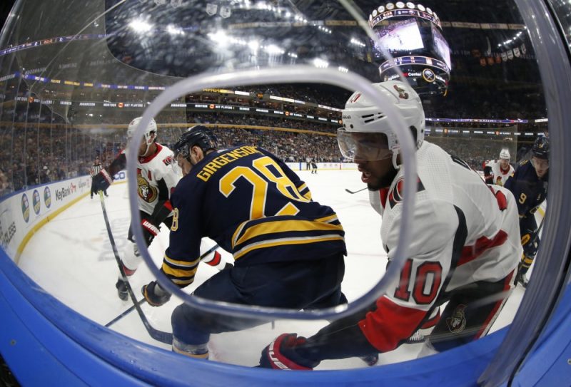 Zemgus Girgensons Otavas “Senators” hokejistu ielenkumā.