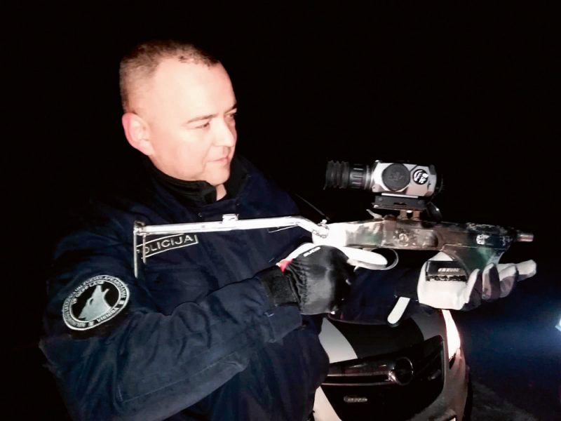 J.Veispals ar izņemto nelegālo medību ieroci.