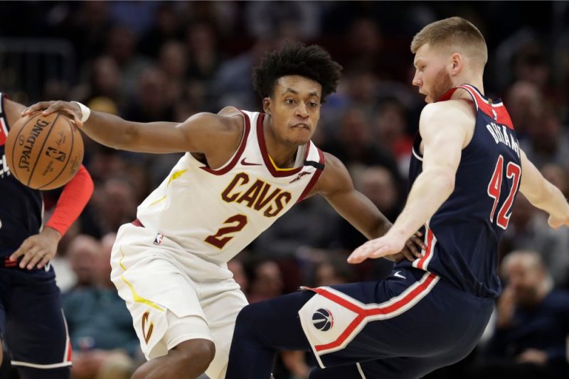 Dāvis Bertāns (no labās) aizsardzībā cenšas apturēt Kolinu Sekstonu no “Cavaliers” komandas.