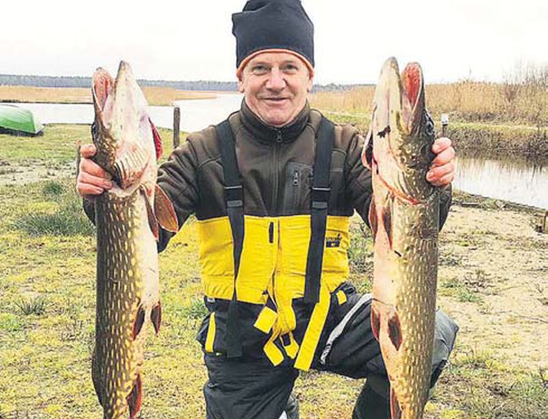Rimants Zeltzaķis ar Engures zaļsvārcītēm.