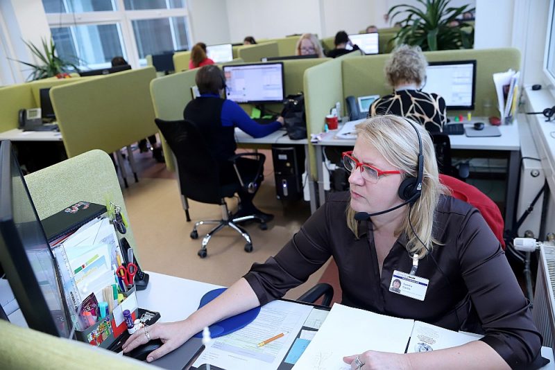 Rīgas Austrumu klīniskās universitātes slimnīcas zvanu centra darbinieki lēš, ka no zvanītājiem aptuveni 70% ir krievvalodīgie, un daudzi no viņiem operatoriem uzstājot runāt krieviski.