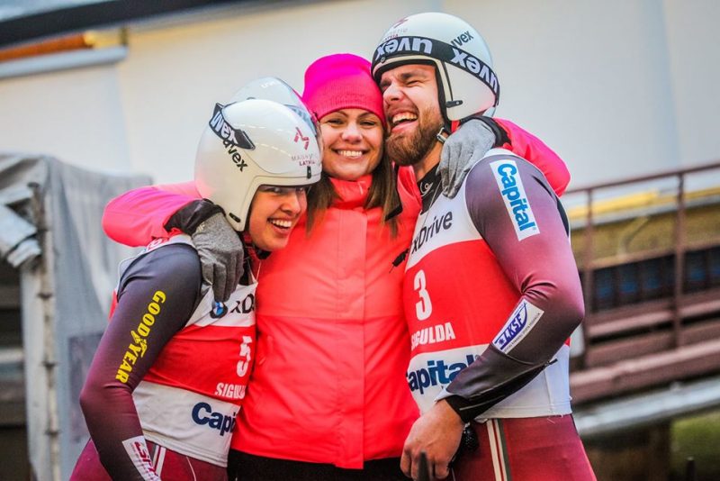 Kristers un Kendija Aparjodi savas mammas un kādreizējās kamaniņu braucējas Aivas Aparjodes apskāvienos.