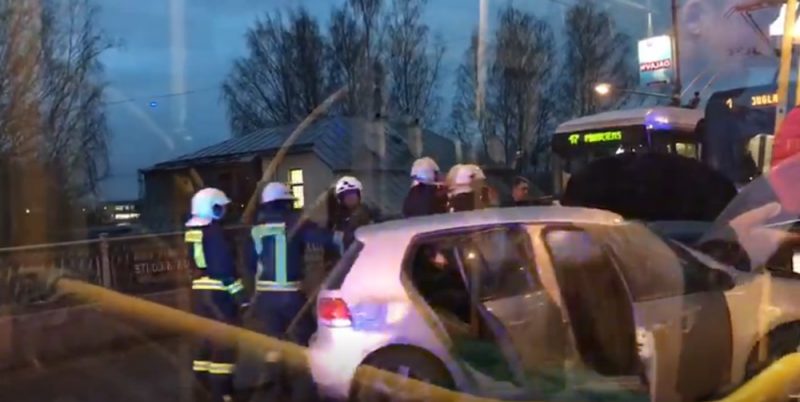 Avārijas dēļ uz Gaisa tilta Rīgā traucēta tramaju kustība.