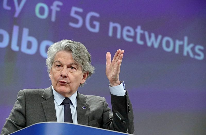 “Dalībvalstis pirmo reizi ES vēsturē nolēma, ka (saistībā ar 5G tīklu izveidi) ir piemēroti izstrādāt kopīgu pieeju mūsu iekšējā tirgus un infrastruktūras aizsardzībai,” paziņojis ES iekšējā tirgus un kiberdrošības komisārs Tjerī Bretons.