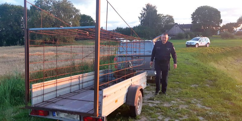 Malumendnieku izgatavoto un uzstādīto būri likumsargi sagatavojuši promvešanai.