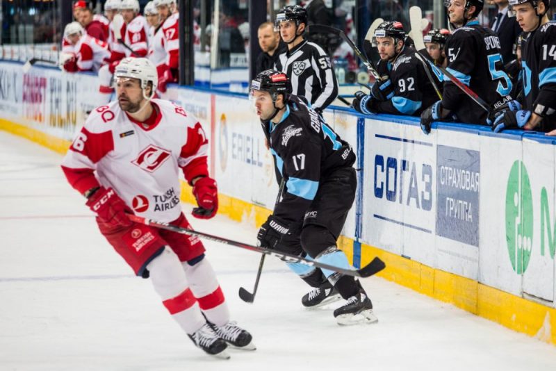 Kaspars Daugaviņš (no kreisās) spēlē pret Minskas “Dinamo” guva vārtus jau ceturtajā mačā pēc kārtas.