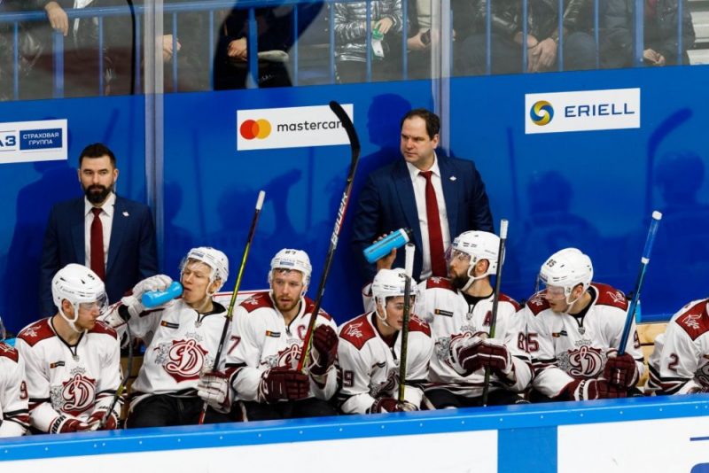 Latvijas hokeja kluba Rīgas “Dinamo” hokejistiem pēdējos četros mačos trīs reizes nācies palikt “sausā”.