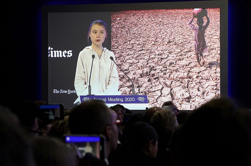 “Ar koku stādīšanu nepietiek, jo mūsu māja joprojām ir liesmās,” teica Tūnberga.