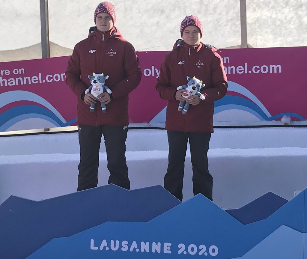 Latvijas kamaniņu braucēji Kaspars Rinks un Aldis Liepiņš izcīnījuši Jaunatnes olimpisko spēļu sudraba medaļas.