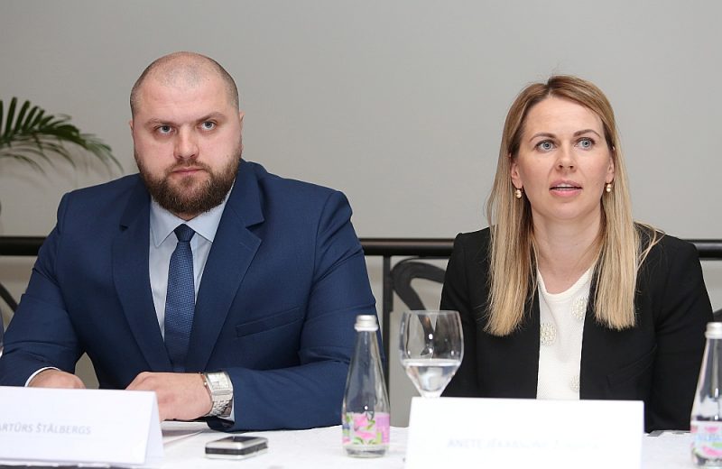 Anete Jēkabsone-Žogota ievēlēšanas gadījumā LBS ģenerālsekretāra portfeli uzticēšot Artūram Štālbergam.
