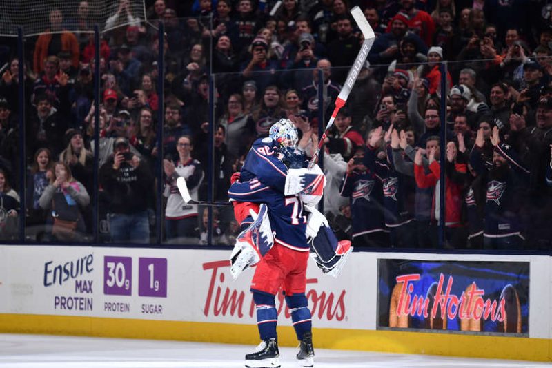 Elvja Merzļikina tradīcija pēc uzvarām – apskāviens lēcienā ar “Blue Jackets” kapteini Niku Folinjo.