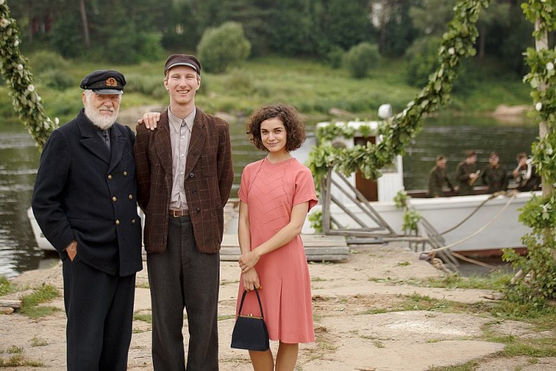 Jozs Budraitis (no kreisās), Dāvis Suharevskis un Brigita Cmuntova Viestura Kairiša spēlfilmā “Pilsēta pie upes”.