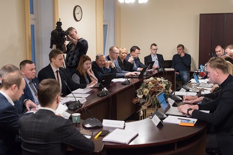 Administratīvi teritoriālās reformas komisijas pirmajā sēdē deputāti vēl neizšķīrās par konceptuāli būtiskiem jautājumiem, jo vēlējās saņemt ministriju un ekspertu atzinumus. Vairāki politiķi arī nebija gatavi balsot, kamēr nav saņēmuši partijas mandātu atbalstīt vai noraidīt iniciatīvas.