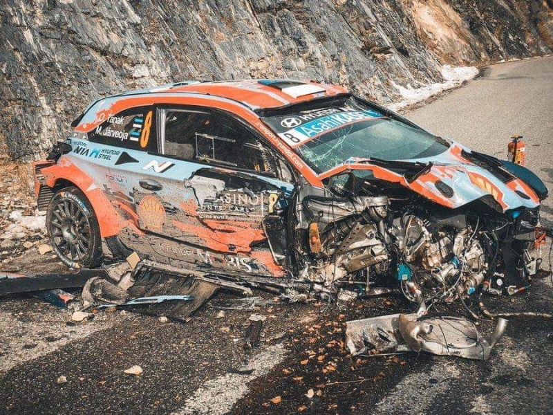 Ota tenaka vadītā “Toyota” automašīna pēc avārijas.