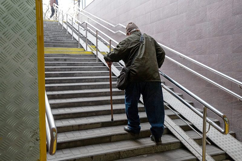 Minimālās vecuma pensijas pieaugums nemazinās trūcīgo senioru skaitu Latvijā.