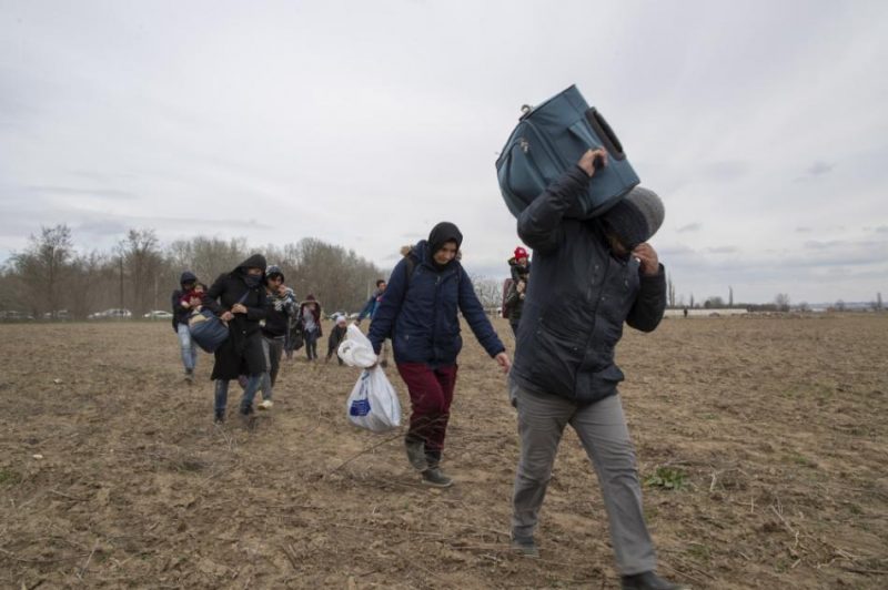 Kā vēsta Turcijas telekanāls “Haberturk”, tūkstošiem bēgļu un nelegālo imigrantu no Sīrijas, Pakistānas, Irānas un Irākas virzās Turcijas un Eiropas Savienības robežas virzienā.