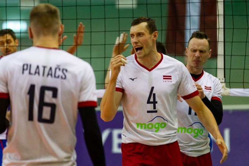 Toms Švans (Nr.4) cer ar Latvijas izlasi tikt uz Eiropas čempionāta finālturnīru.