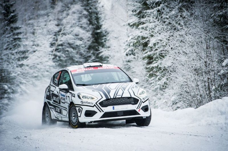 Reiņa Nitiša un Andra Mālnieka ekipāža Somijas rallija čempionāta ziemas posma trasē.